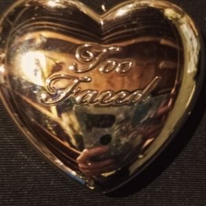 Too Faced Prismatic Highligter